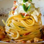 Spaghettoni aglio olio e peperoncino con crema di burrata 